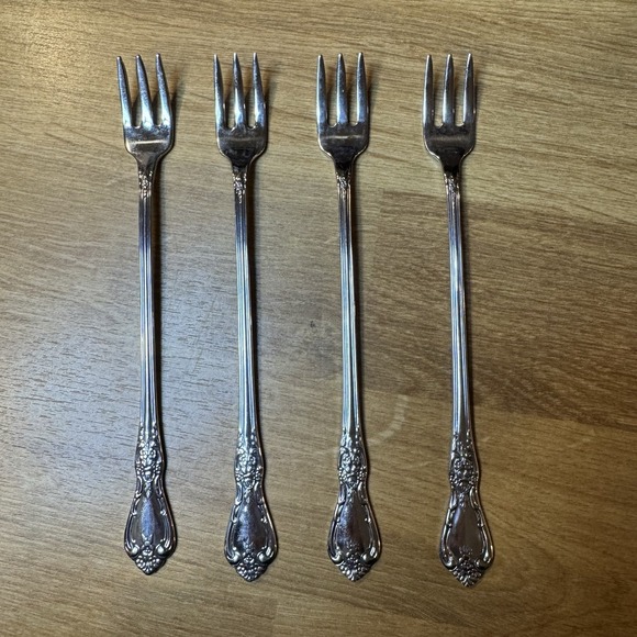 Oneida Other - Set of 4 Oneida Distinction Deluxe KENNETT SQUARE stainless cocktail forks